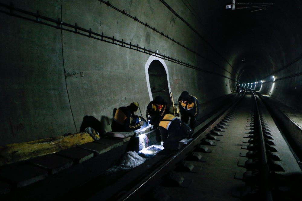 且末铁路运营隧道病害现状